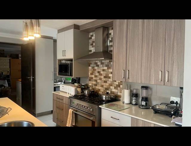4 BEDROOM HOUSE FOR SALE IN ELDO VILLAGE